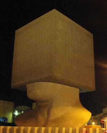 Giant statue of a head with a square brain in Nice.