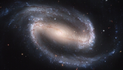 Galaxia espiral barrada que permite ver el posible origin de muchas estrellas.