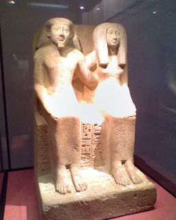 Estatua de pareja de escribas sentados de Egipto, año 1450 a.C.