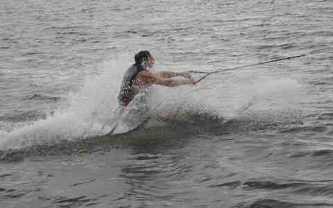 Una persona esquiando en el agua con energía.