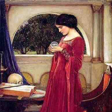 Mujer con vestido rojo mirando una bol de cristal.