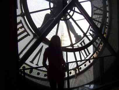 Oscura silueta femenina sobre el reloj del Museo d'Orsay.