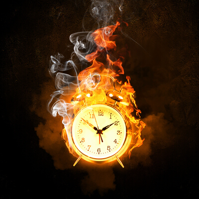 Un reloj en llamas podría medir el tiempo de forma diferente. © Can Stock Photo Inc.