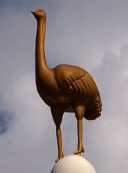 Estatua de papá avestruz fuerte y potente.