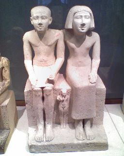 Estatua de pareja de escribas sentados de Egipto, año 2500 a.C.